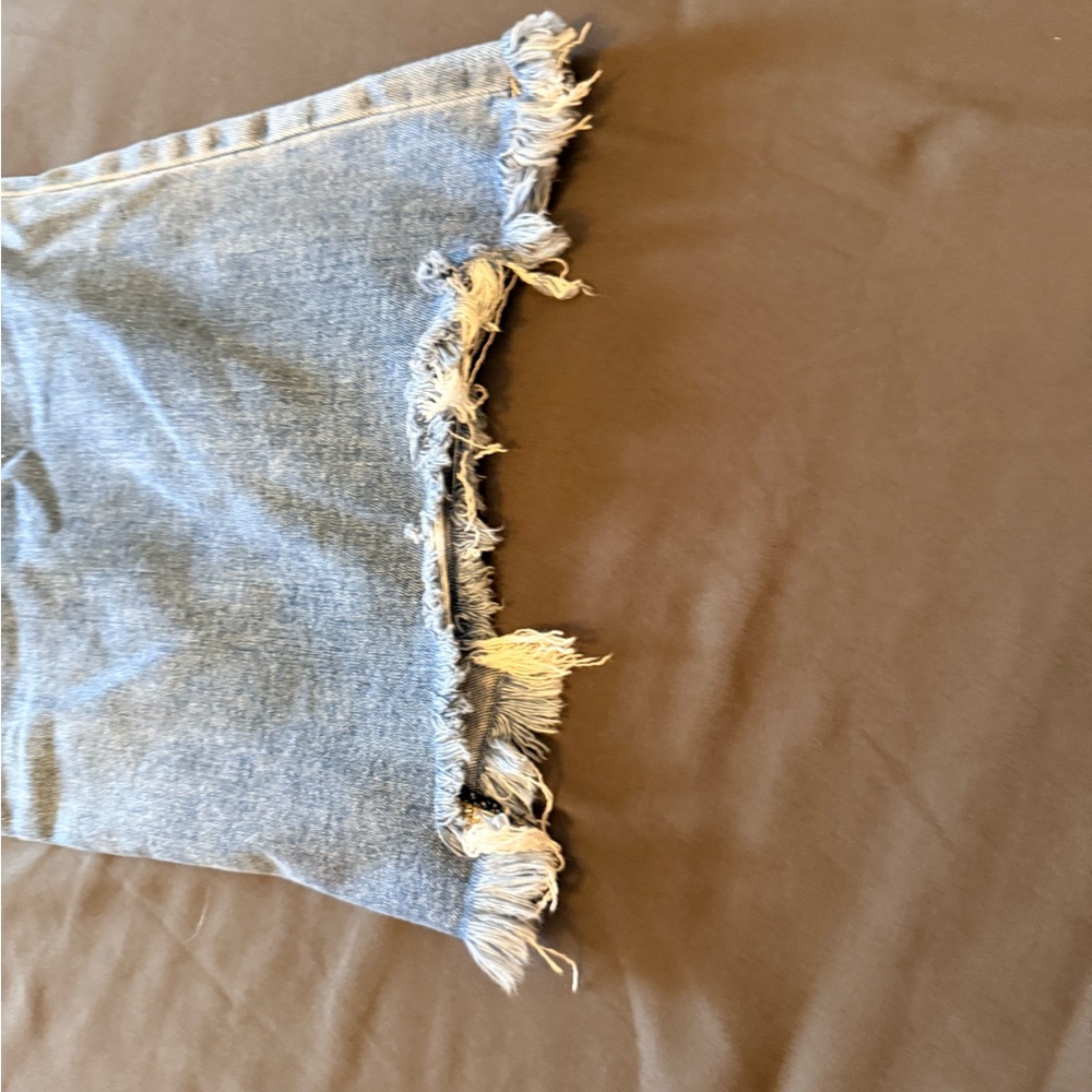Stylish Distressed Risen Jeans - Picture 5 of 7